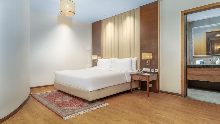 A Stylish bedroom with cosy lighting, a double bed and a carpet - Sarovar Premiere, Srinagar